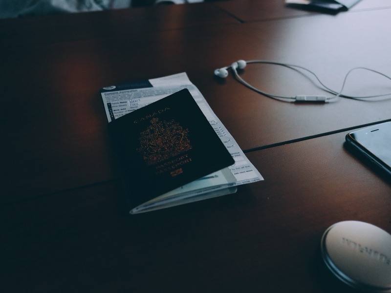 Passaporte e certidões pousados sobre uma secretária